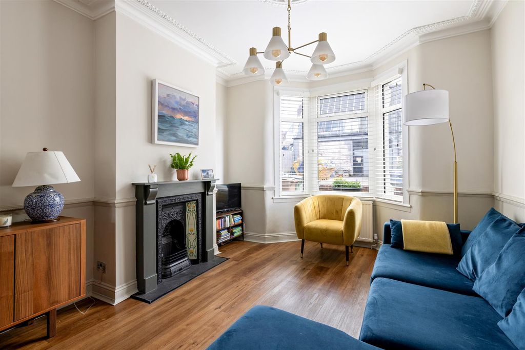 Property photo 2 of 31 Selwyn Avenue, E4