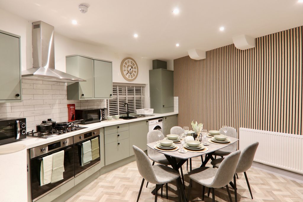 Property photo 1 of 10 Beautiful 6 Bed HMO - Ls9