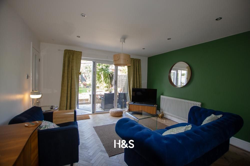 Property photo 3 of 14 17 Dove Close - Lounge2.Jpg