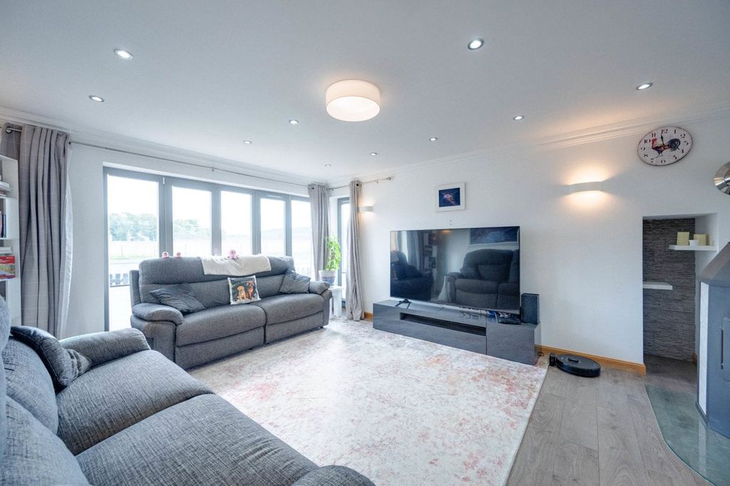 Property photo 3 of 28