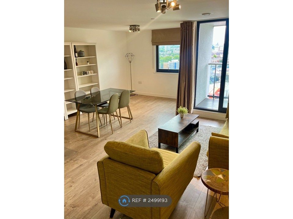 Property photo 1 of 22 Living Room / Dining Area