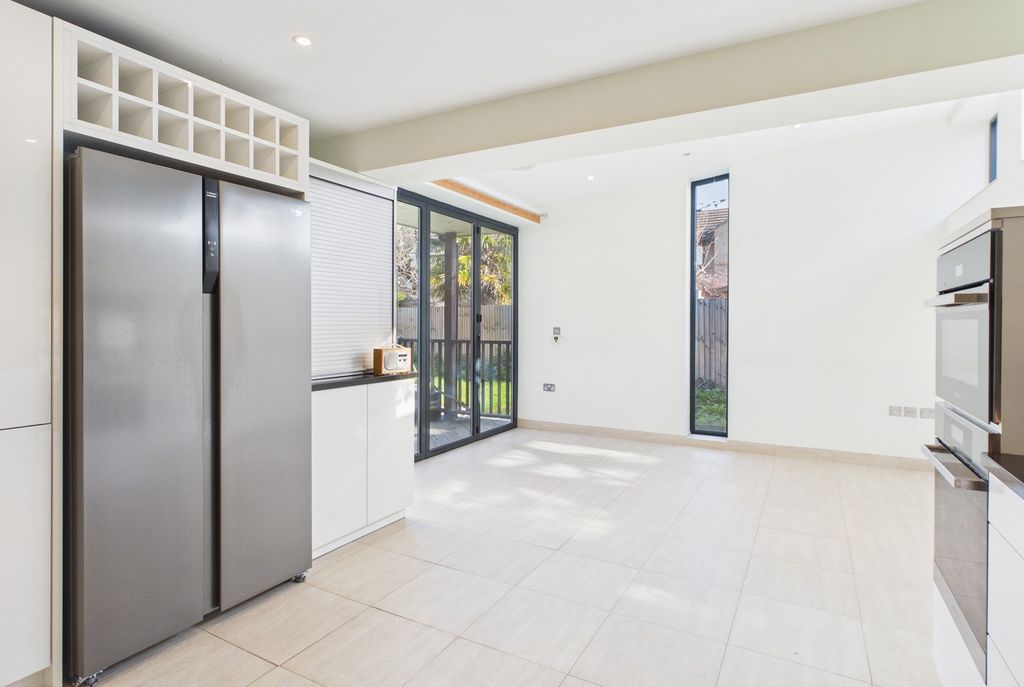 Property photo 3 of 21 Cam02519G0-Pr0397-Still009