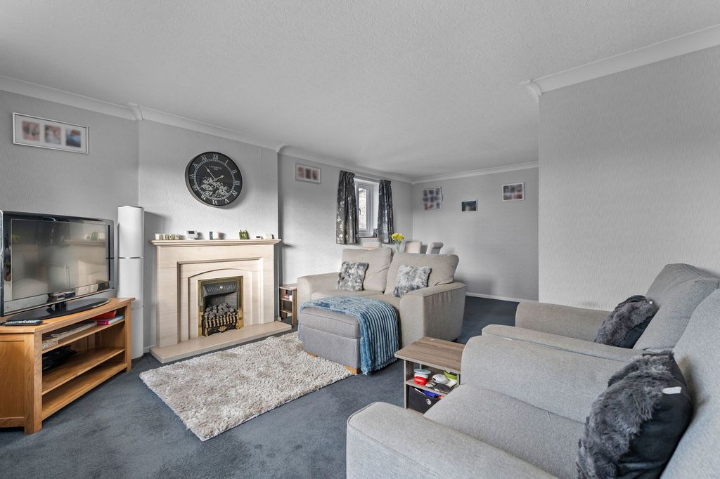 Property photo 2 of 33