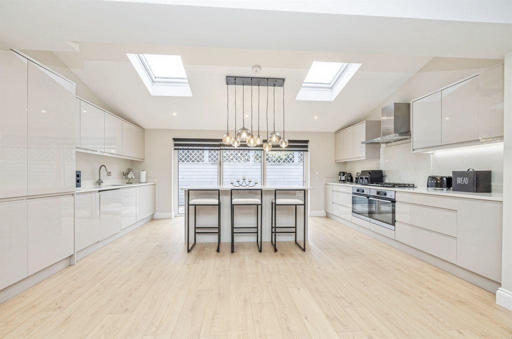 Property photo 2 of 23