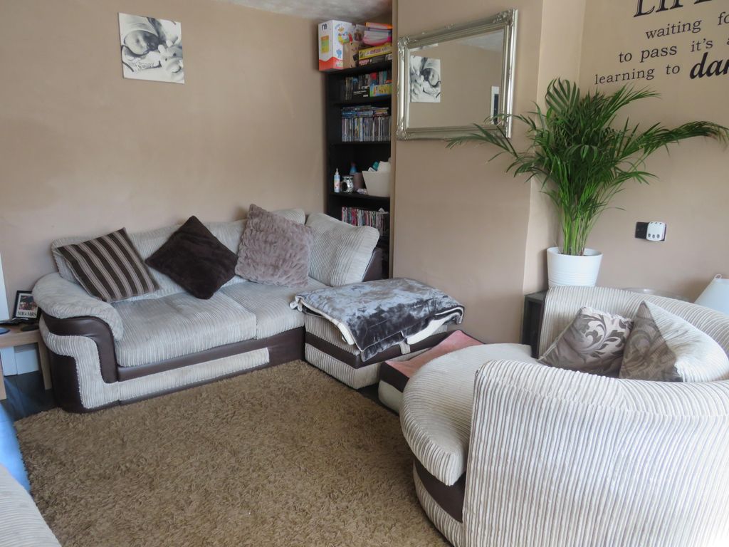 Property photo 3 of 7 Living Room