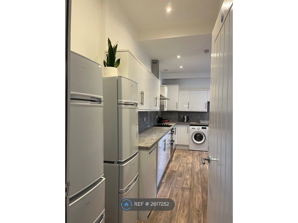 Property photo 2 of 11 Kitchen