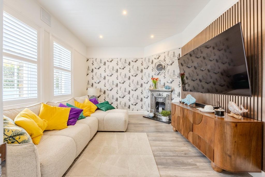 Property photo 2 of 34 Lounge