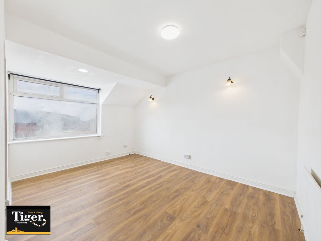 Property photo 3 of 6 Cam03440G0-Pr0674-Still011