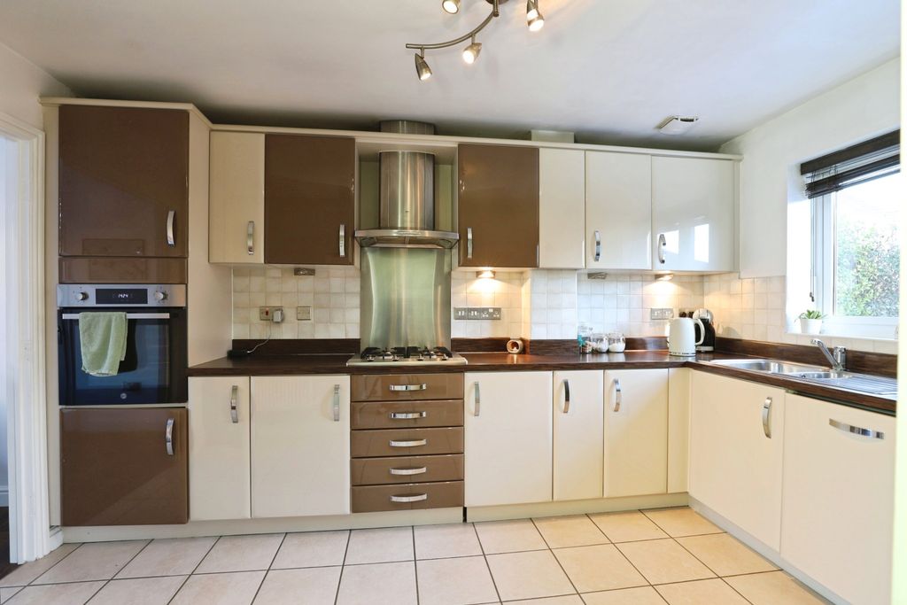 Property photo 3 of 17 Kitchen