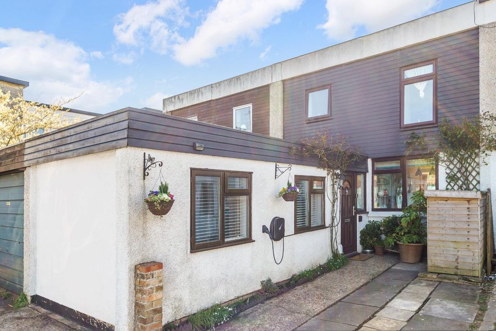 Property photo 1 of 14 Fleetwood Close (10).Jpg