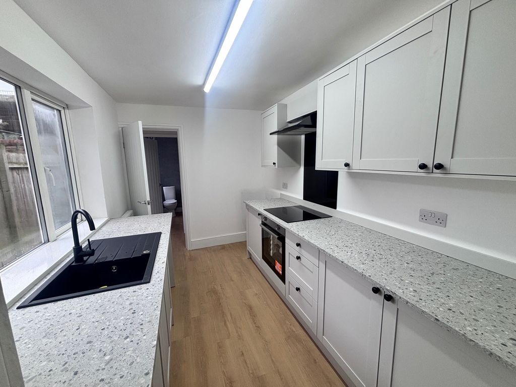 Property photo 2 of 7 Kitchen