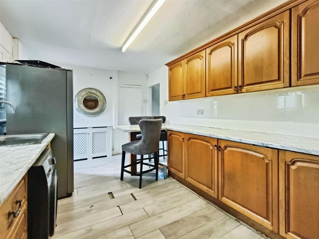 Property photo 3 of 10 B7264Ae5-1000082215.Jpg