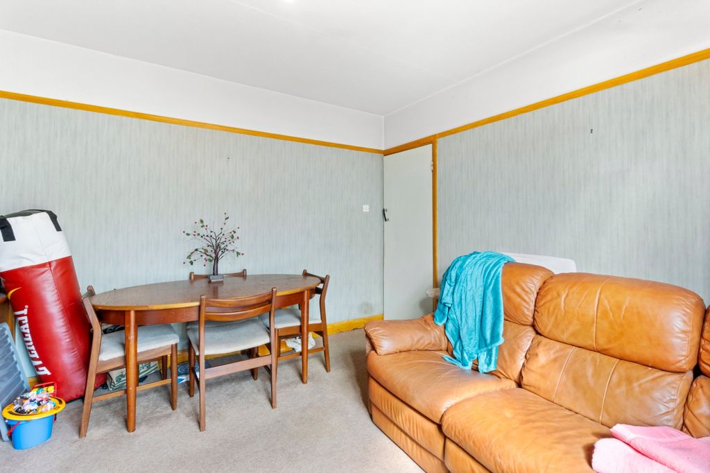 Property photo 3 of 17 Lounge