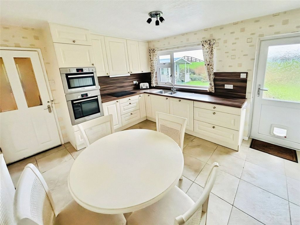 Property photo 3 of 23 Kitchen