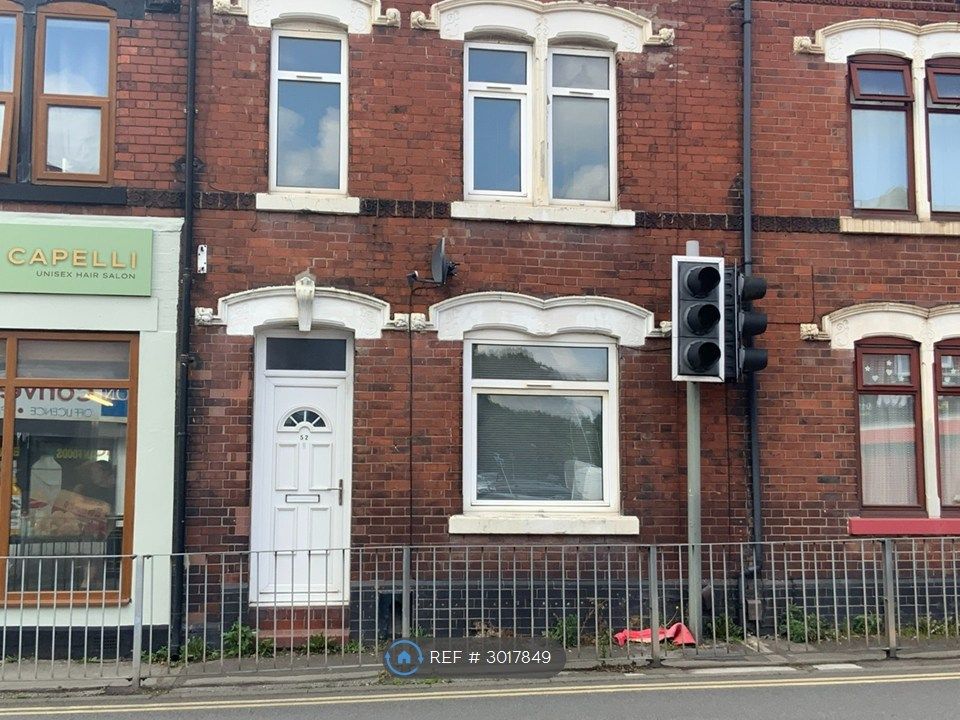 Property photo 1 of 35 52 London Road St5 7El