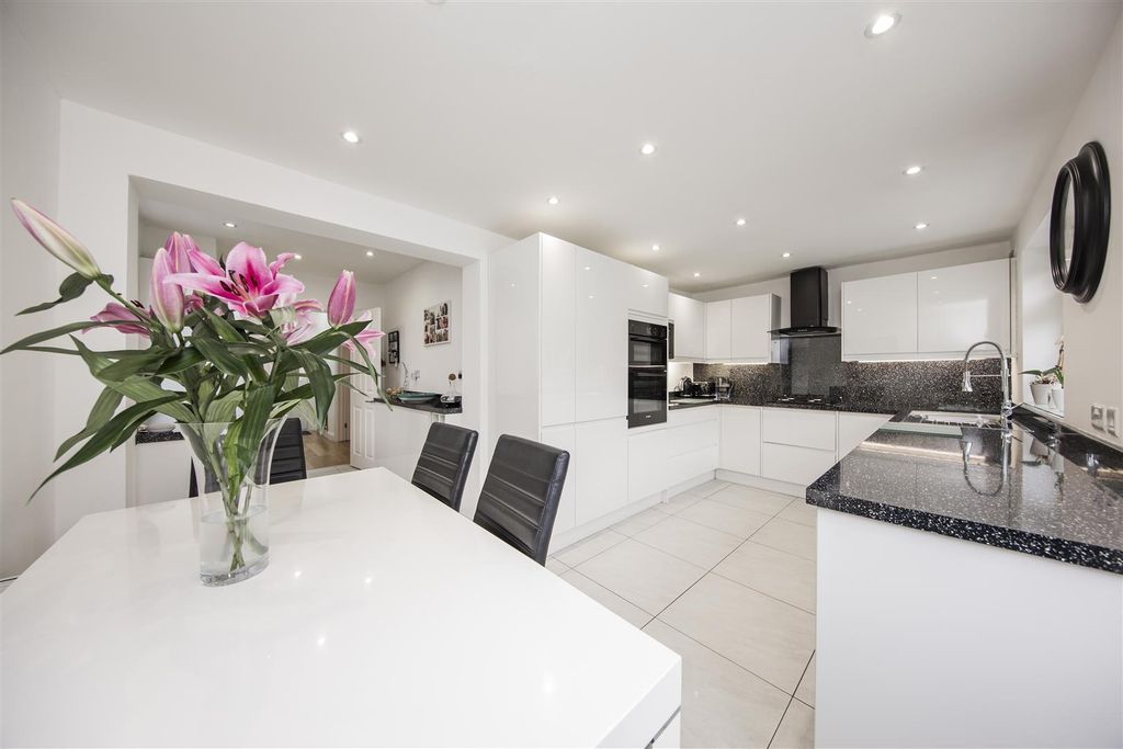 Property photo 3 of 27 Kitchen Breakfast Room