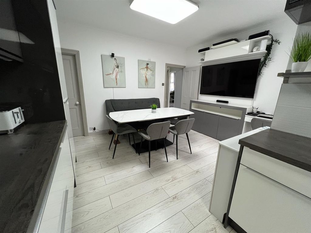 Property photo 2 of 31 Kitchen/Diner