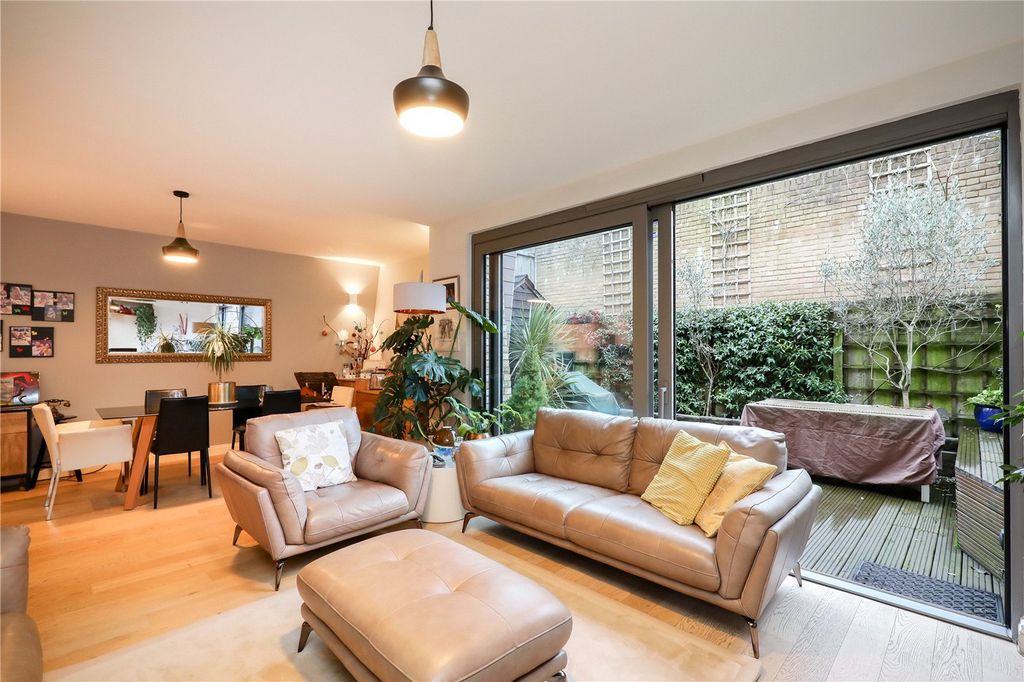 Property photo 2 of 17 Picture No. 11