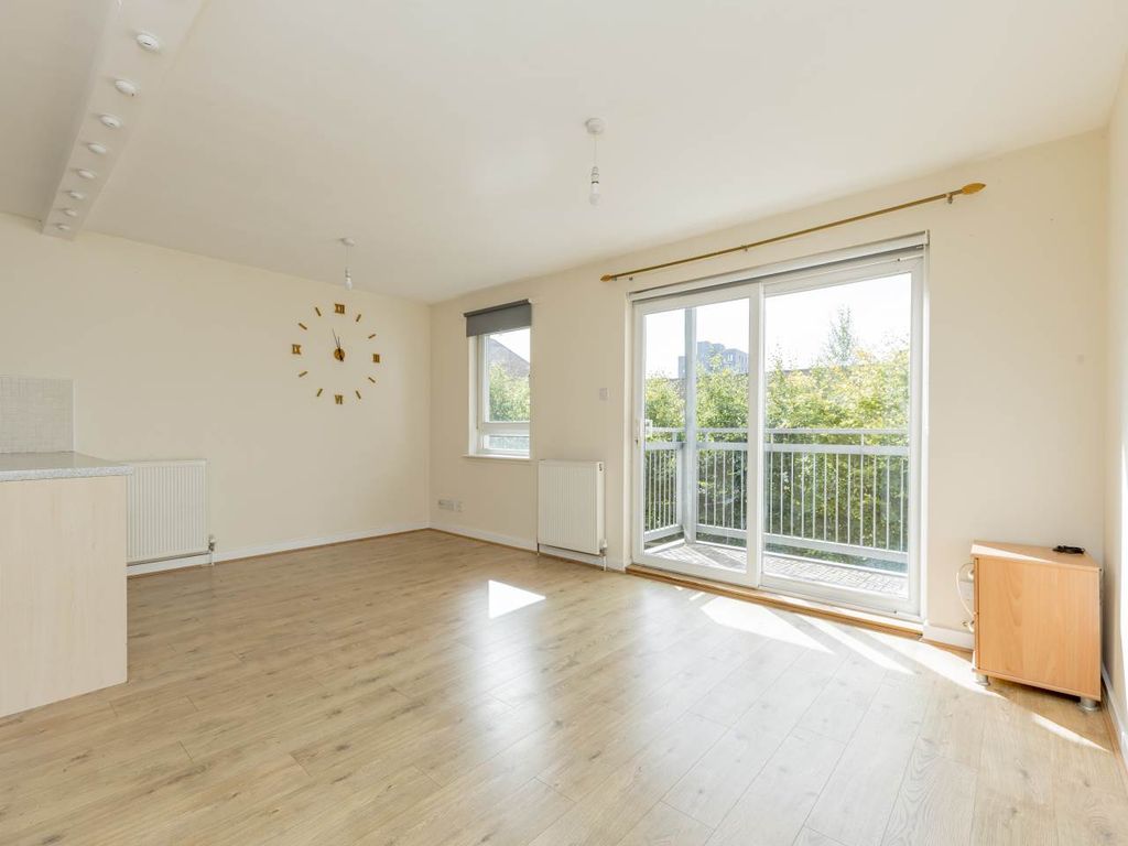 Property photo 3 of 14 80185_Albiong-003