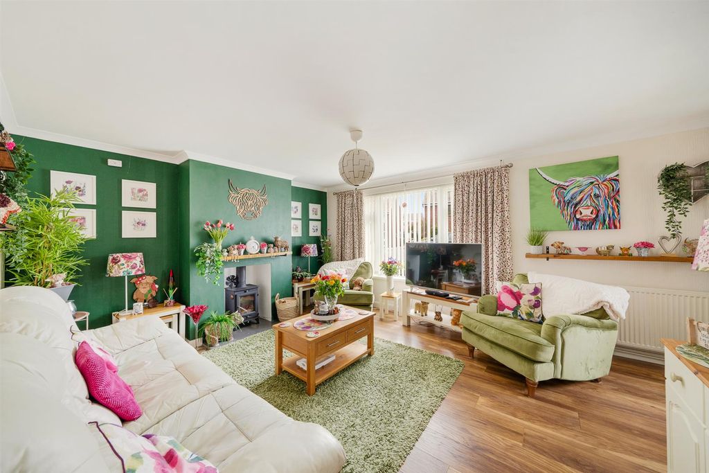 Property photo 2 of 19 Lounge 2.Jpg