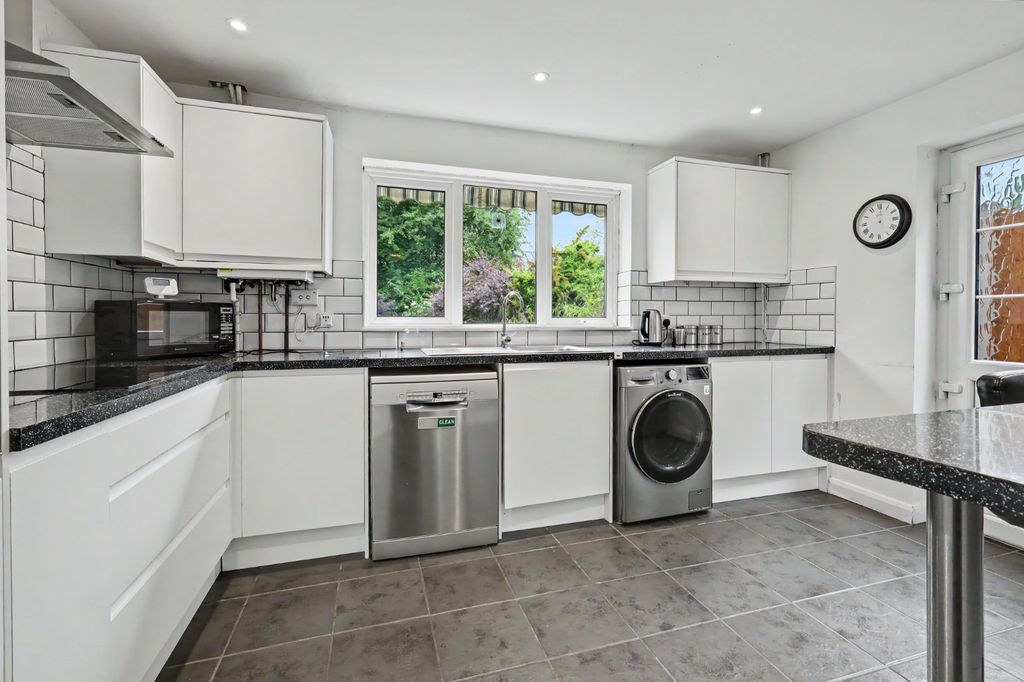 Property photo 2 of 23 4768574