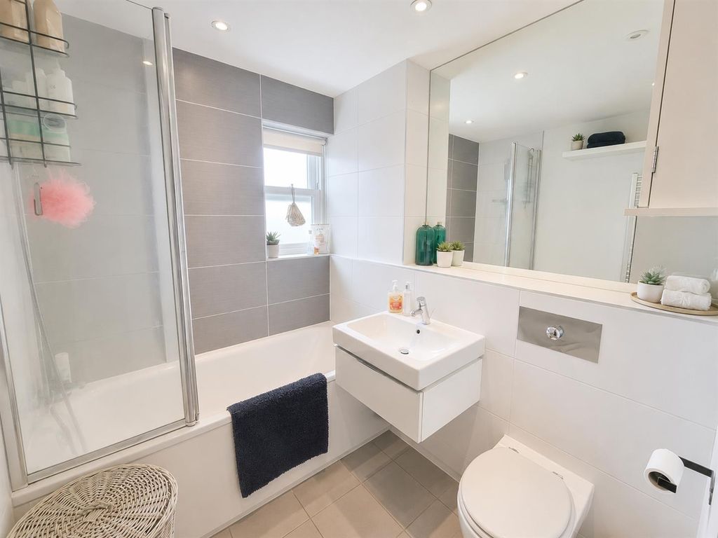 Property photo 3 of 8 Bathroom