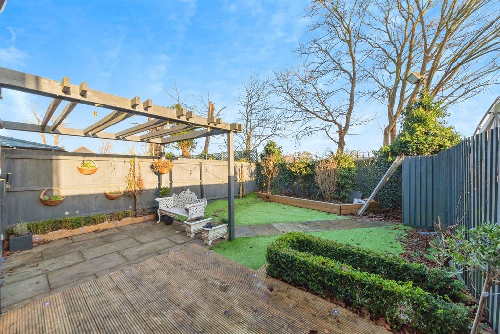 Property photo 3 of 18 Lovely Low Maintenance Garden