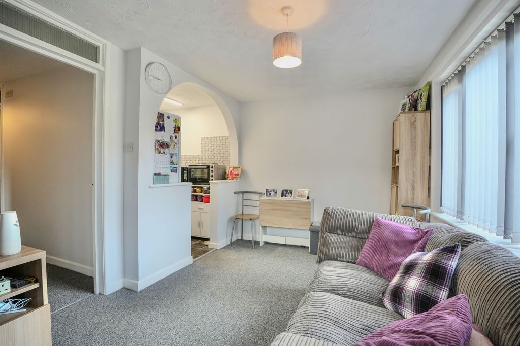 Property photo 2 of 8