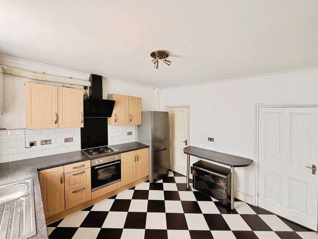 Property photo 3 of 8 Kitchen