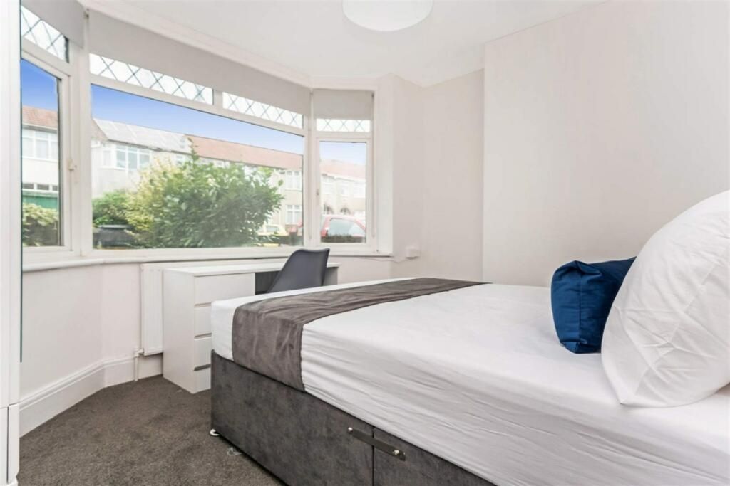 Property photo 2 of 14 A Bright Double Bedroom Featuring A Comfortable Do...