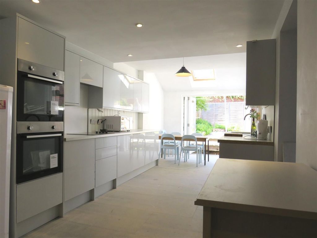 Property photo 1 of 9 Kitchen