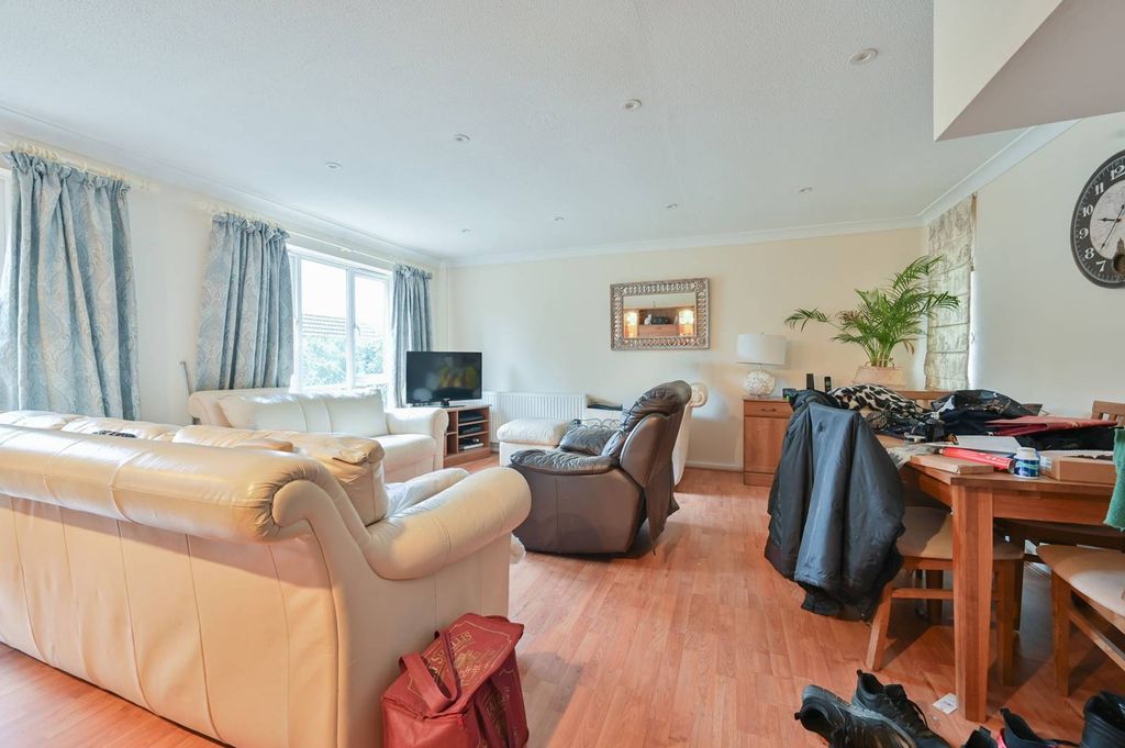 Property photo 2 of 8