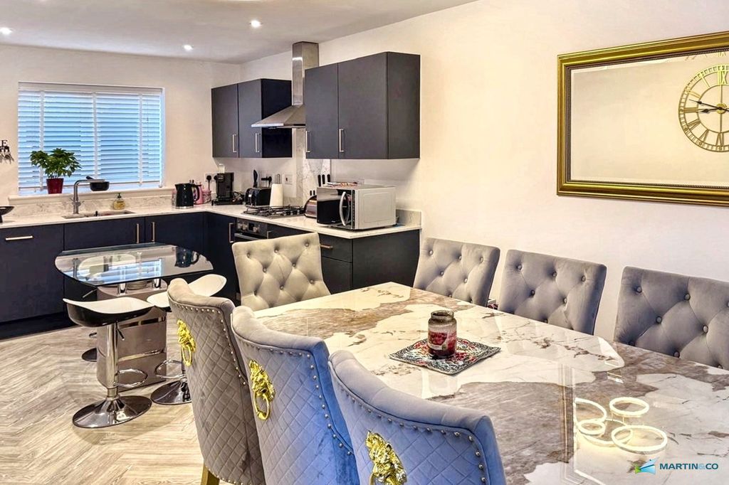 Property photo 2 of 14 Image00005