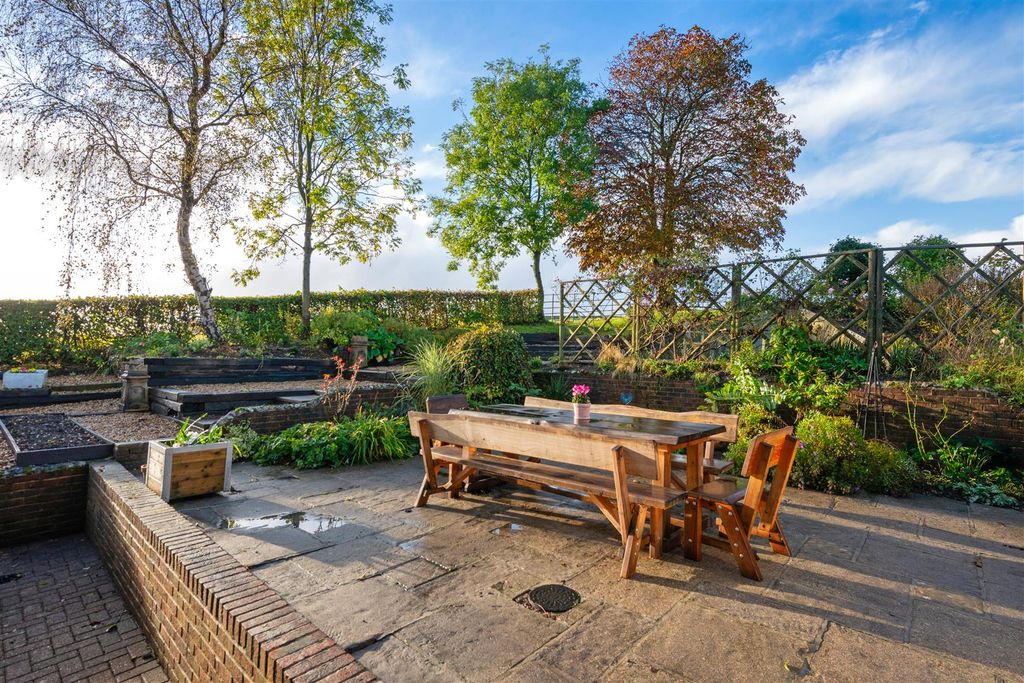 Property photo 2 of 23 Garden