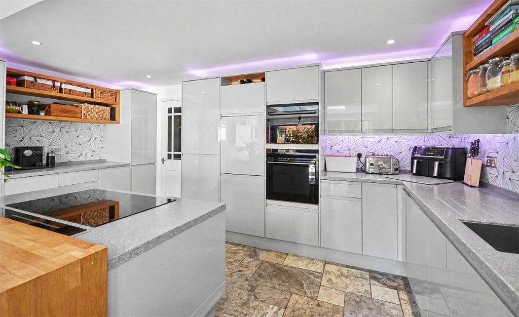 Property photo 3 of 13 4
