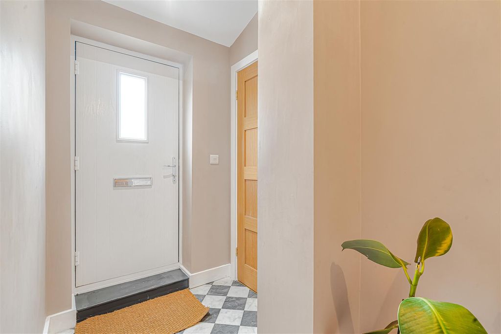 Property photo 3 of 39 85Moorhousegr-19.Jpg