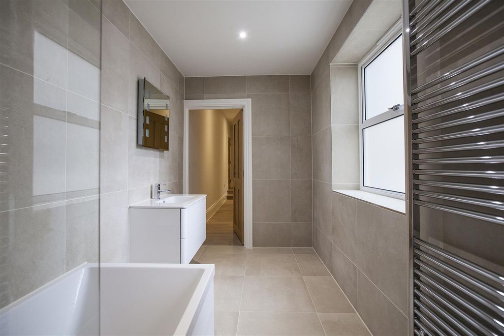 Property photo 2 of 8 Bathroom