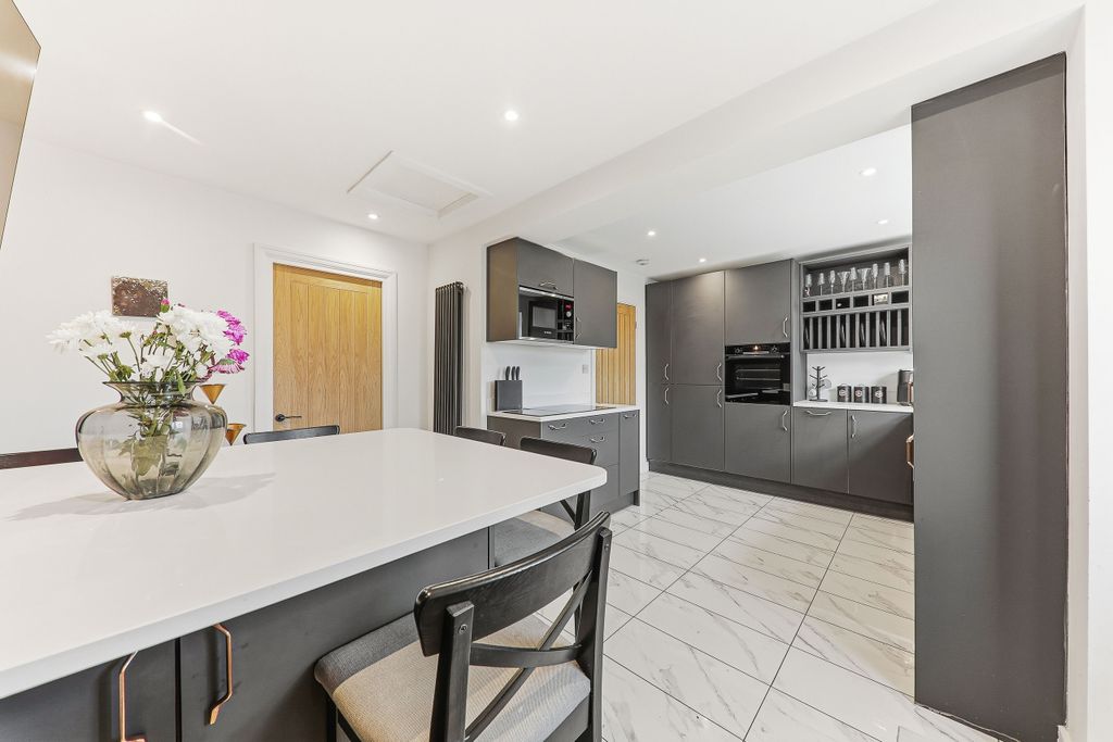 Property photo 2 of 16 Kitchen/Breakfast Bar