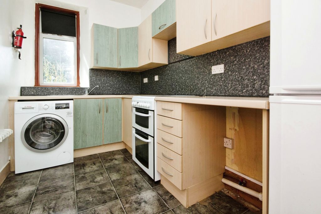 Property photo 3 of 10 Kitchen