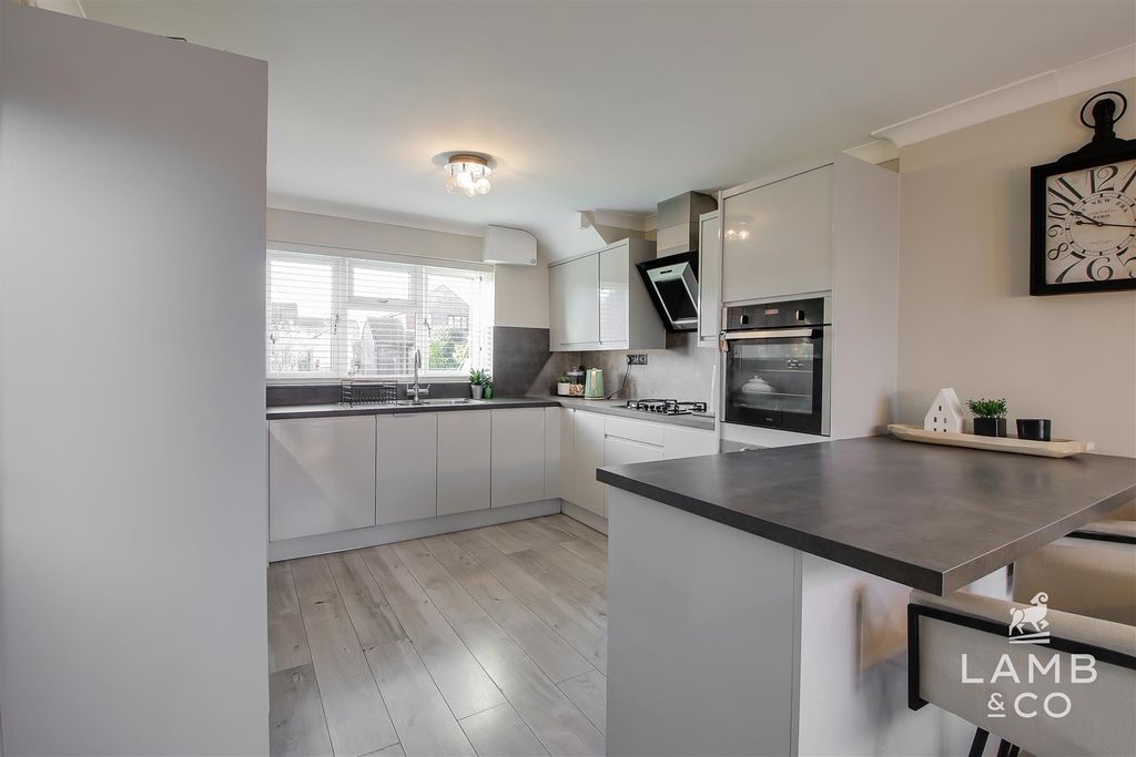 Property photo 3 of 31