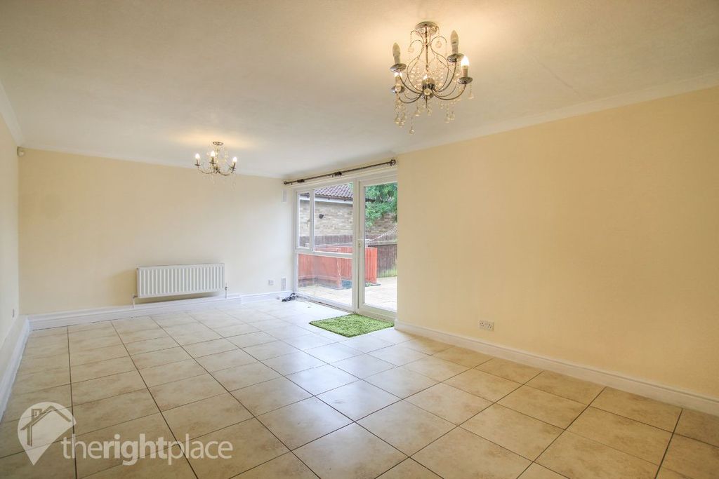 Property photo 2 of 8 Lounge