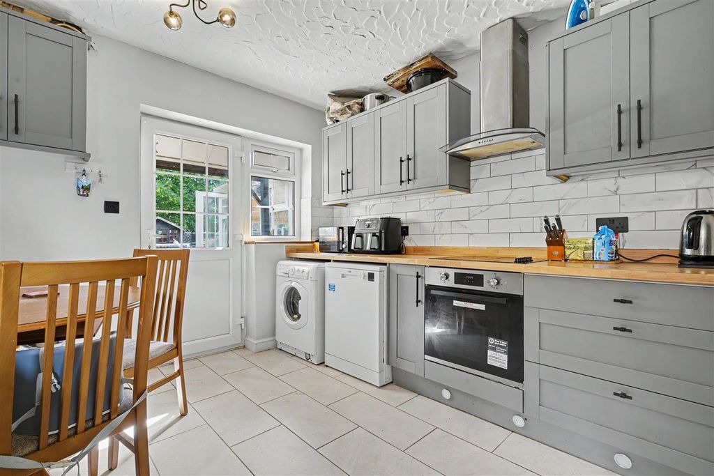Property photo 3 of 18 Kitchen