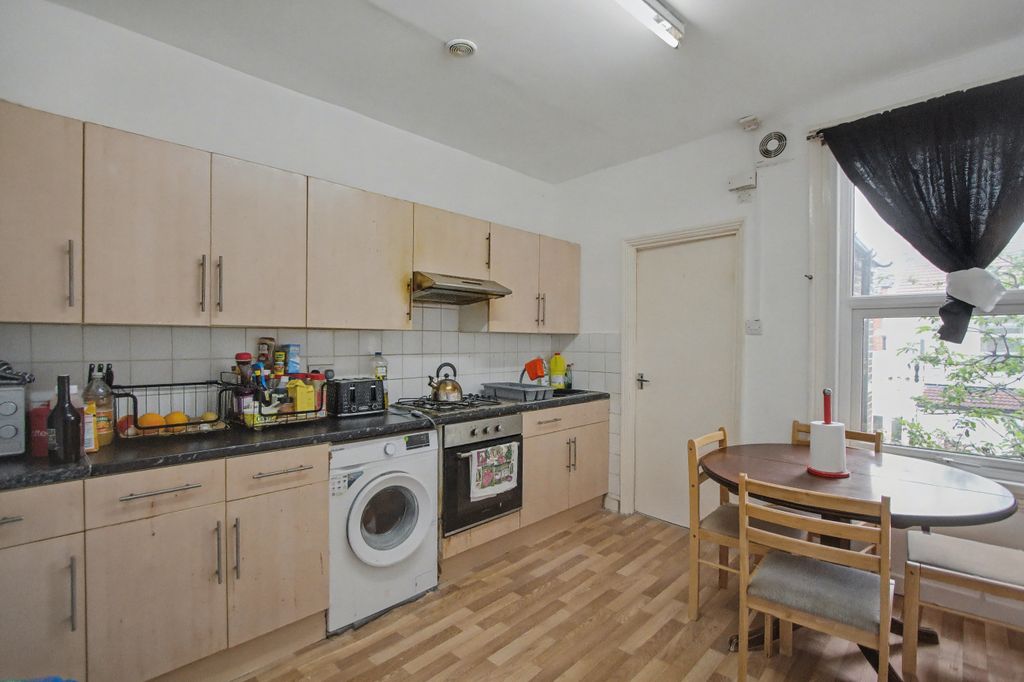Property photo 3 of 10 46A Charlton Road, Harlesden, London, Nw10 4Bd