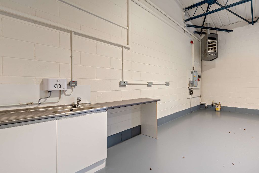 Property photo 3 of 13 8593288-Interior13-800