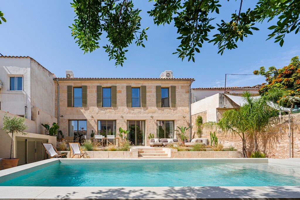 Property photo 1 of 20 Exterior And Pool (2).Jpg