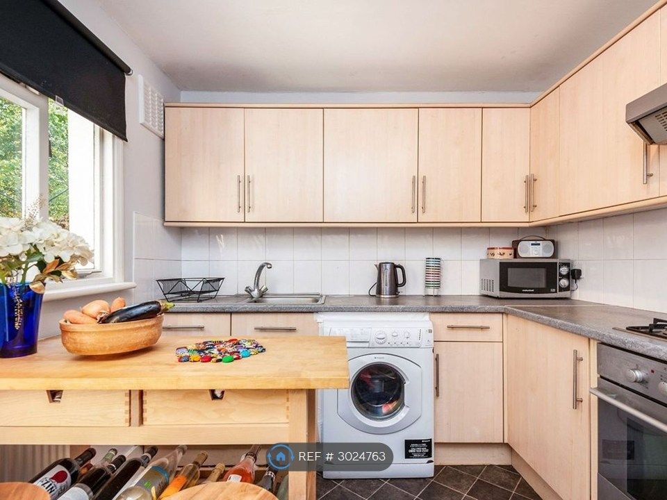 Property photo 3 of 10 Kitchen