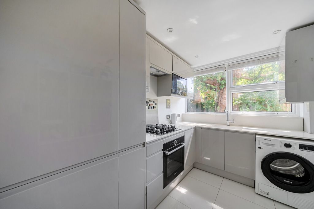 Property photo 3 of 10 Kitchen