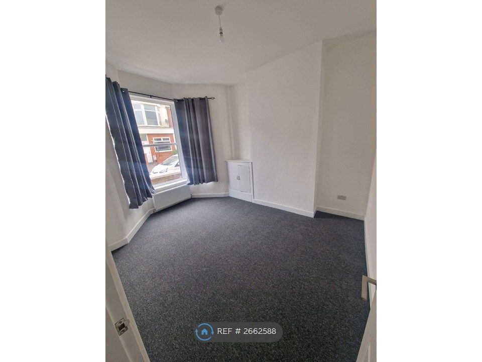 Property photo 3 of 17 Main Living Room / Bedroom