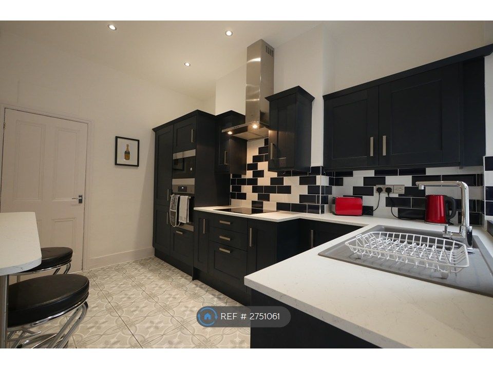 Property photo 2 of 8 Kitchen