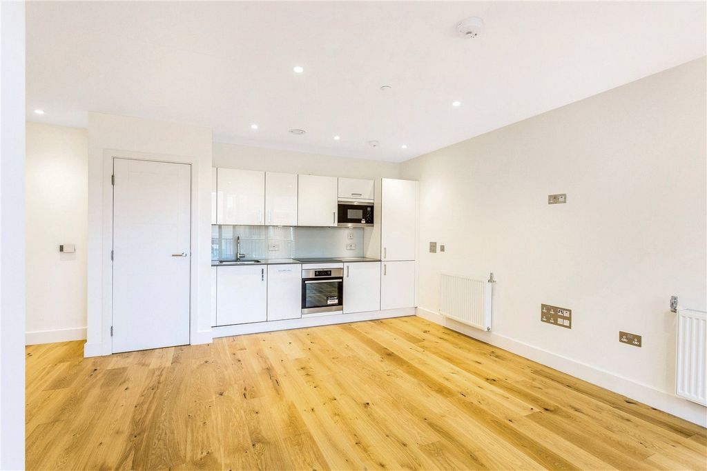 Property photo 3 of 10 Kitchen